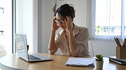 独身女性「単身者は蔑ろにされている」残業・休日出勤肩代わり 独身男性にも仕事集中 しわ寄せは独身に