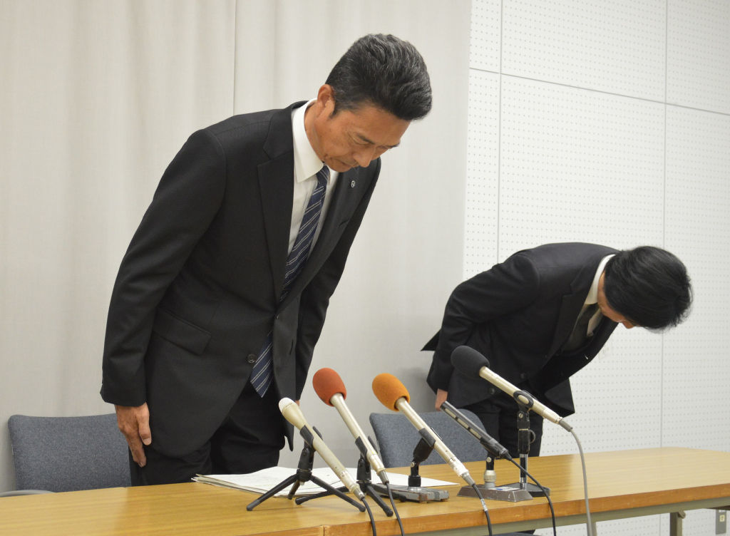 男性教諭が中学生にキス、懲戒免職