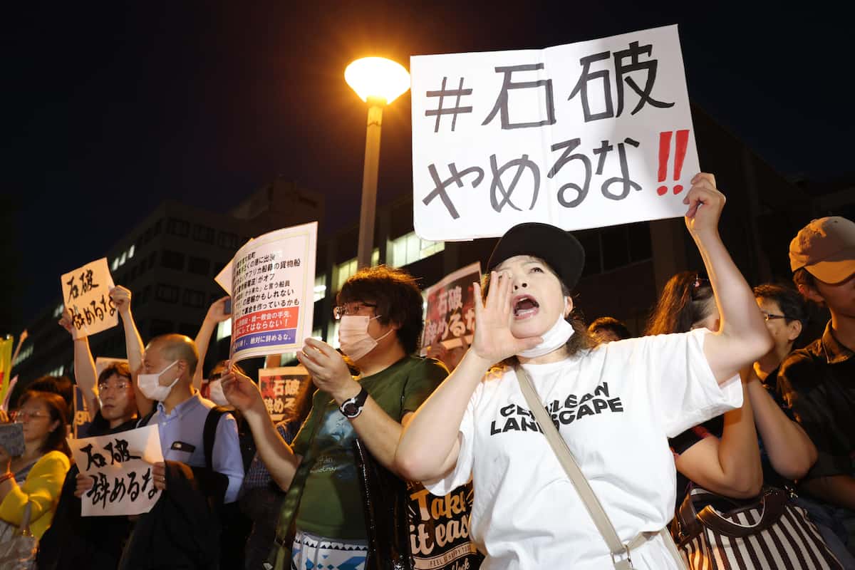 石破辞めるなデモに1200人「改憲に拍車、徴兵制になる」 反高市氏デモの側面も…中国のテレビ局記者も取材に