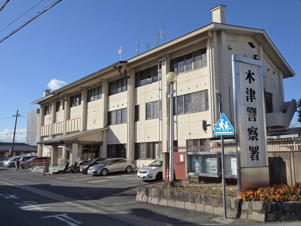 警察のオートバイが追跡中の２人乗りミニバイク転倒、男子高校生と女子中学生がけが