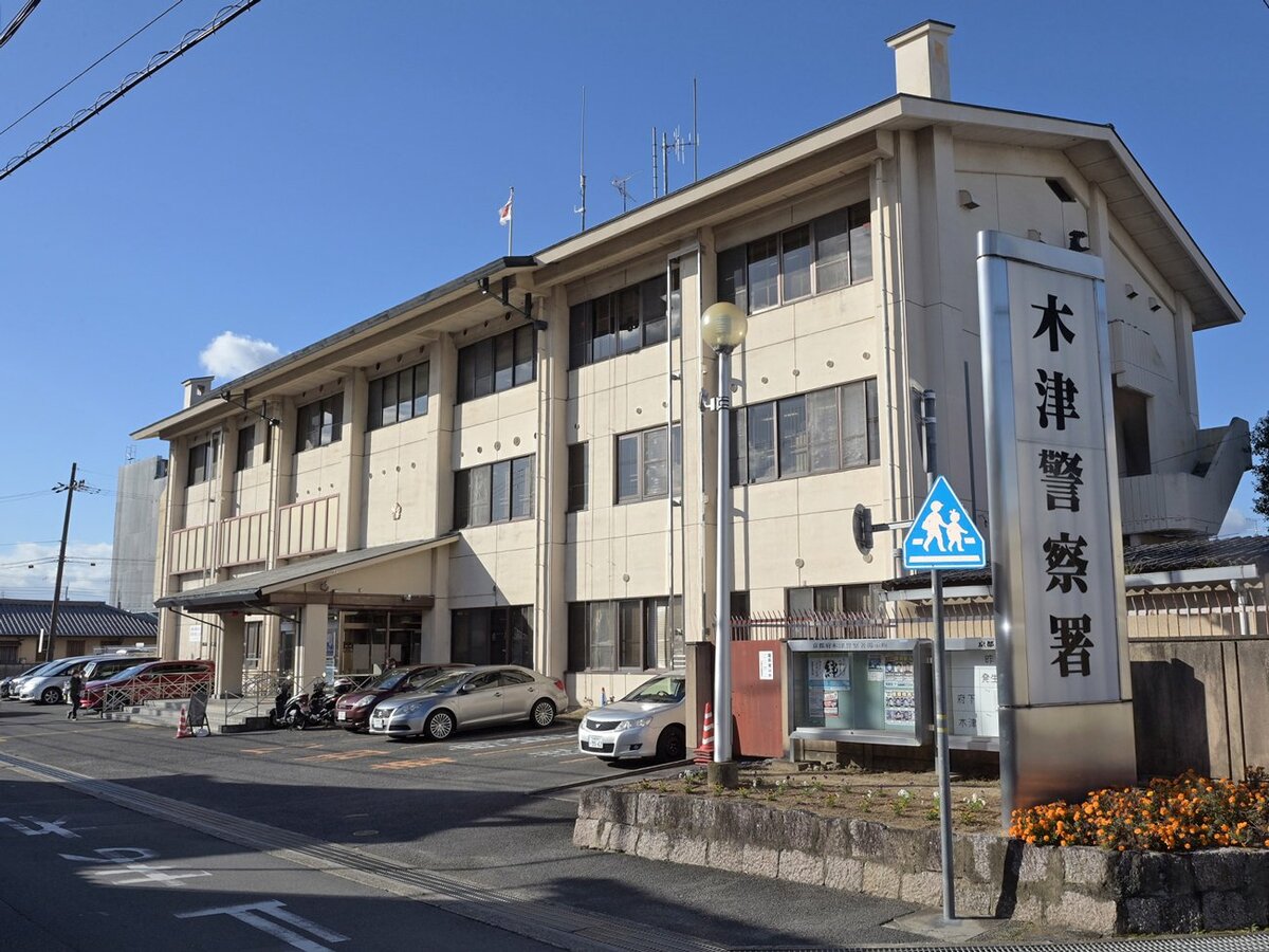警察のオートバイが追跡中の２人乗りミニバイク転倒、男子高校生と女子中学生がけが
