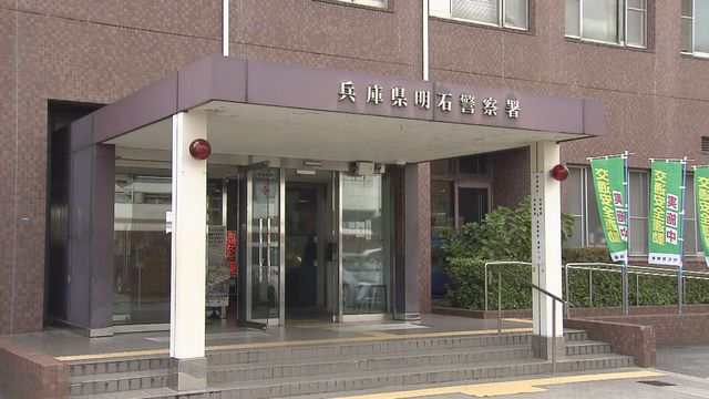 “赤色灯”つけ赤信号に進入したパトカーが2人乗りのバイクと衝突　高校生ら2人が骨折し重傷