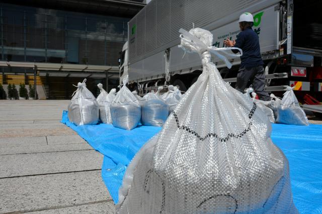 除染土2立方メートルを官邸に搬入　環境省、再生利用の本格化狙う