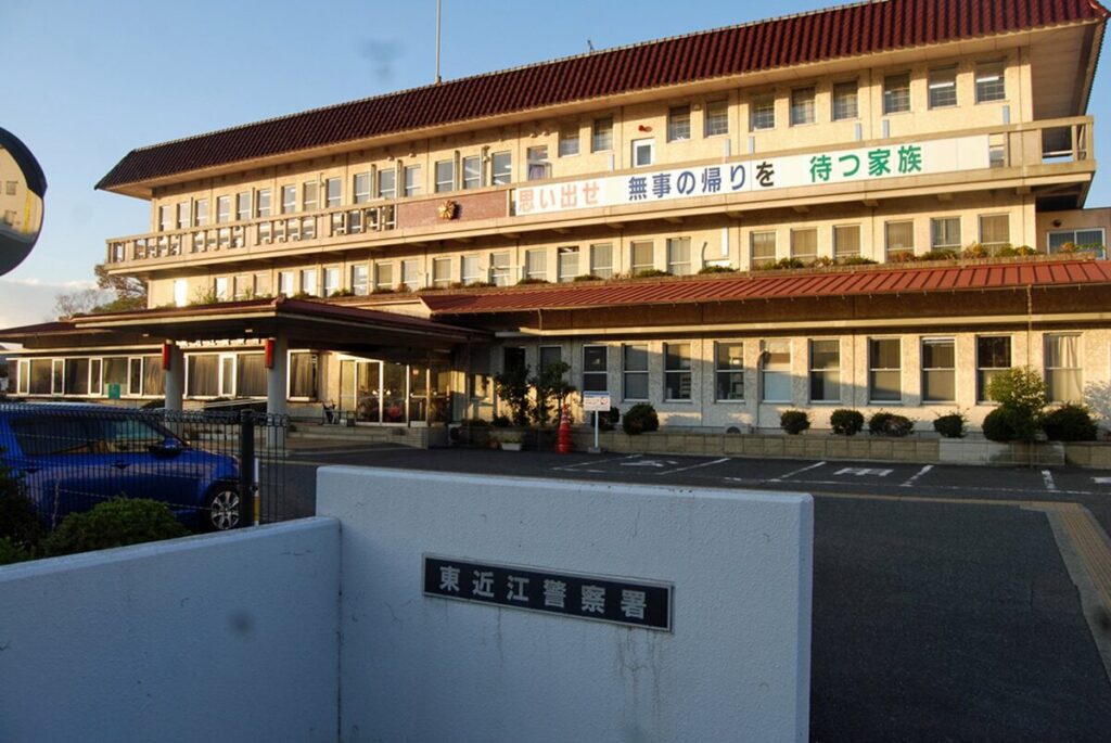 集合住宅ベランダから物を投げ、下にいた男女2人を殺害しようとした疑い　70代男を逮捕