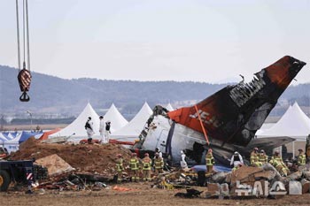 韓国飛行機盛土事故、エンジン2機が同時に止まった原因判明　右側故障→間違えて左側を停止