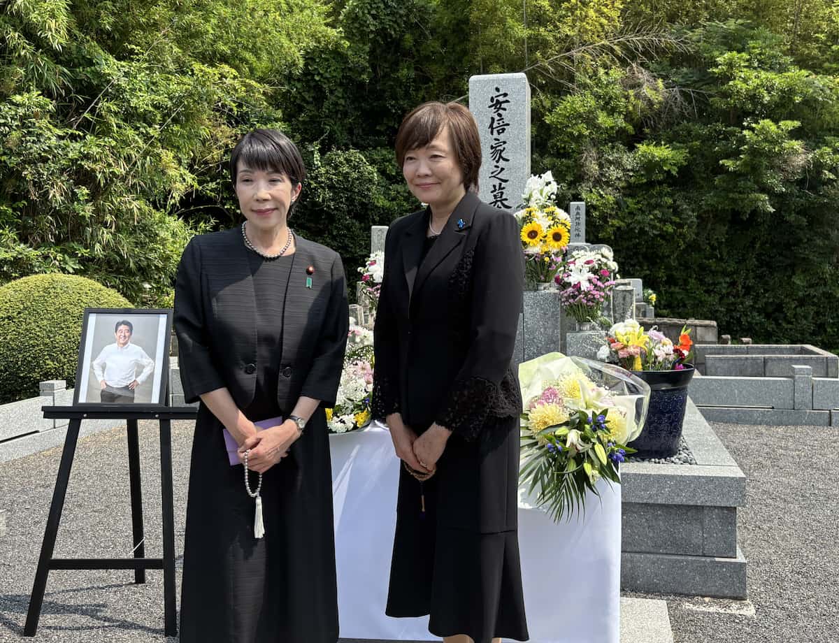 高市早苗氏ら、昭恵夫人と安倍晋三元首相の墓参り