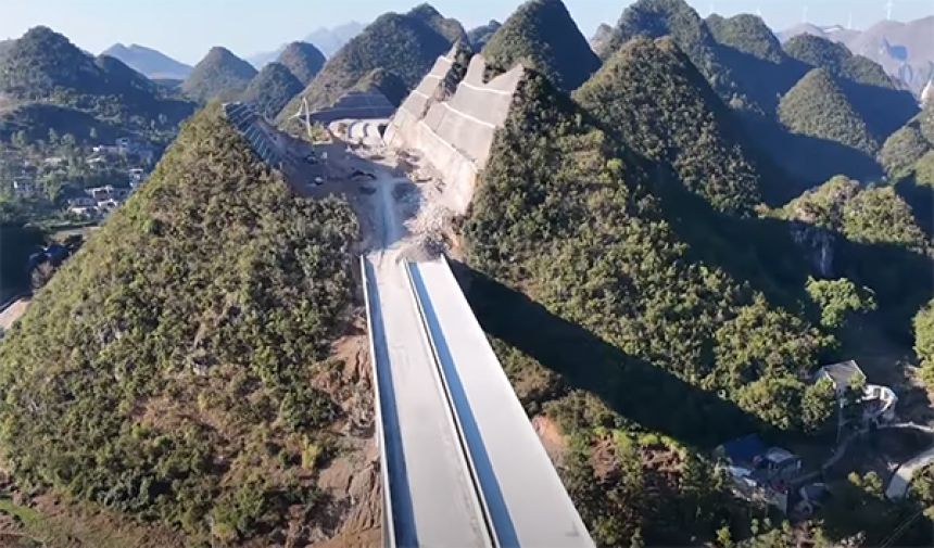 大胆すぎる。山をごっそり削って建設した中国の高速道路