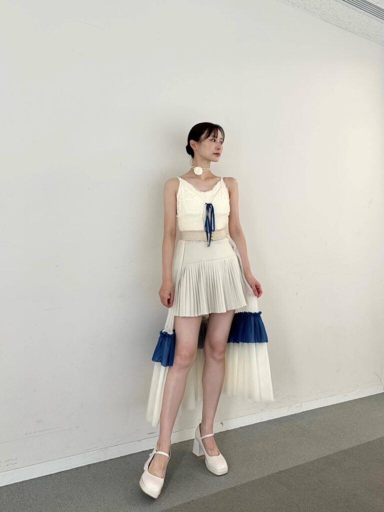 【芸能】「これで見納めですか?」卒業から10年…31歳・朝日奈央が1日限り衝撃超ミニ姿「あっ足がなっなげぇ!」「昔っから綺麗だよね」