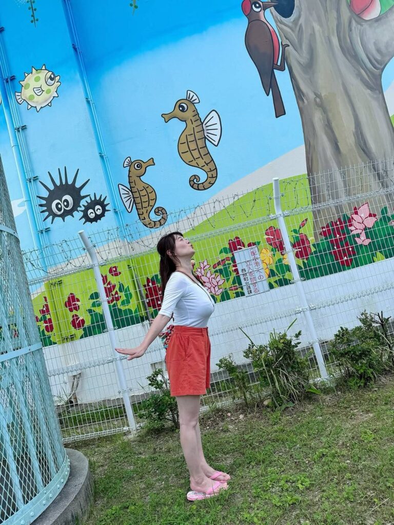 【芸能】「迫力すごい」元NHK沖縄・竹中知華アナ〝タツノオトシゴ〟ポーズが沸騰「横からのアングル！」「白のシャツはやばい！」
