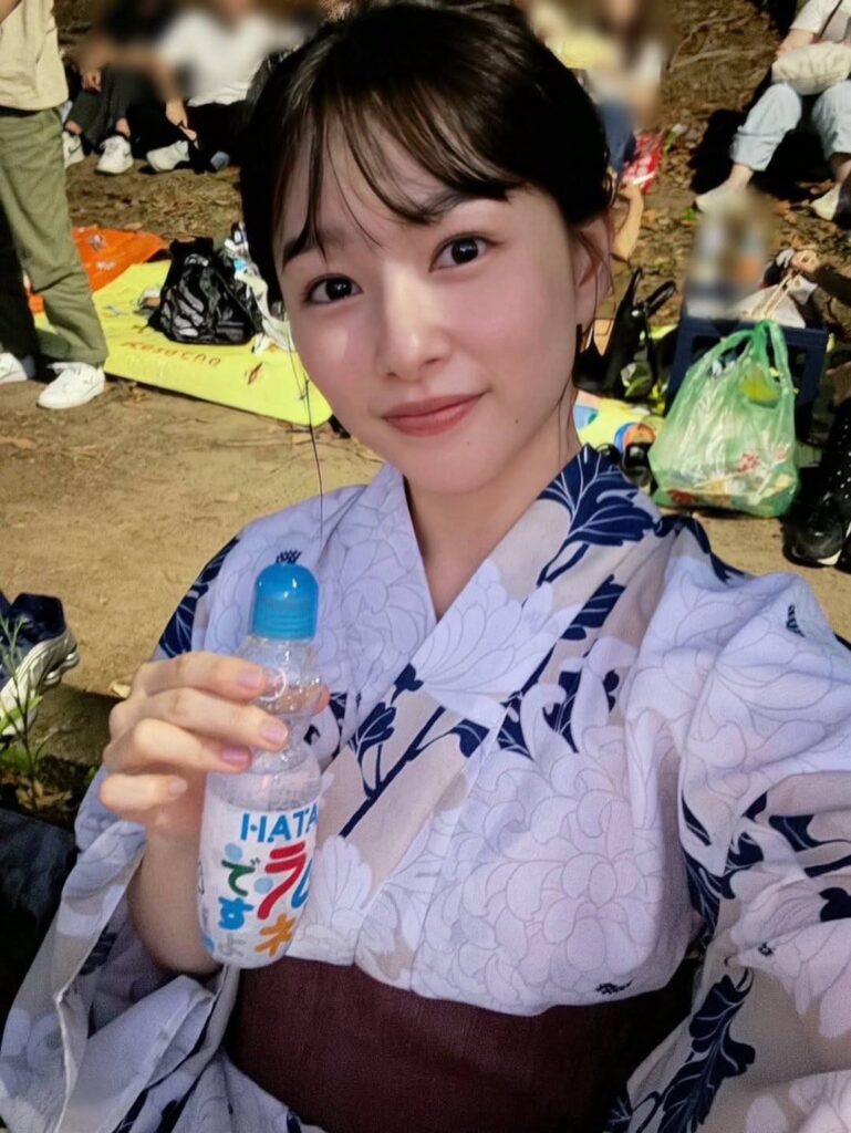 【芸能】「みんな気付いて無いのかな?」〝妖艶姿〟28歳・桜井日奈子が一般客に溶け込みショット「なんとも、色っぽい」