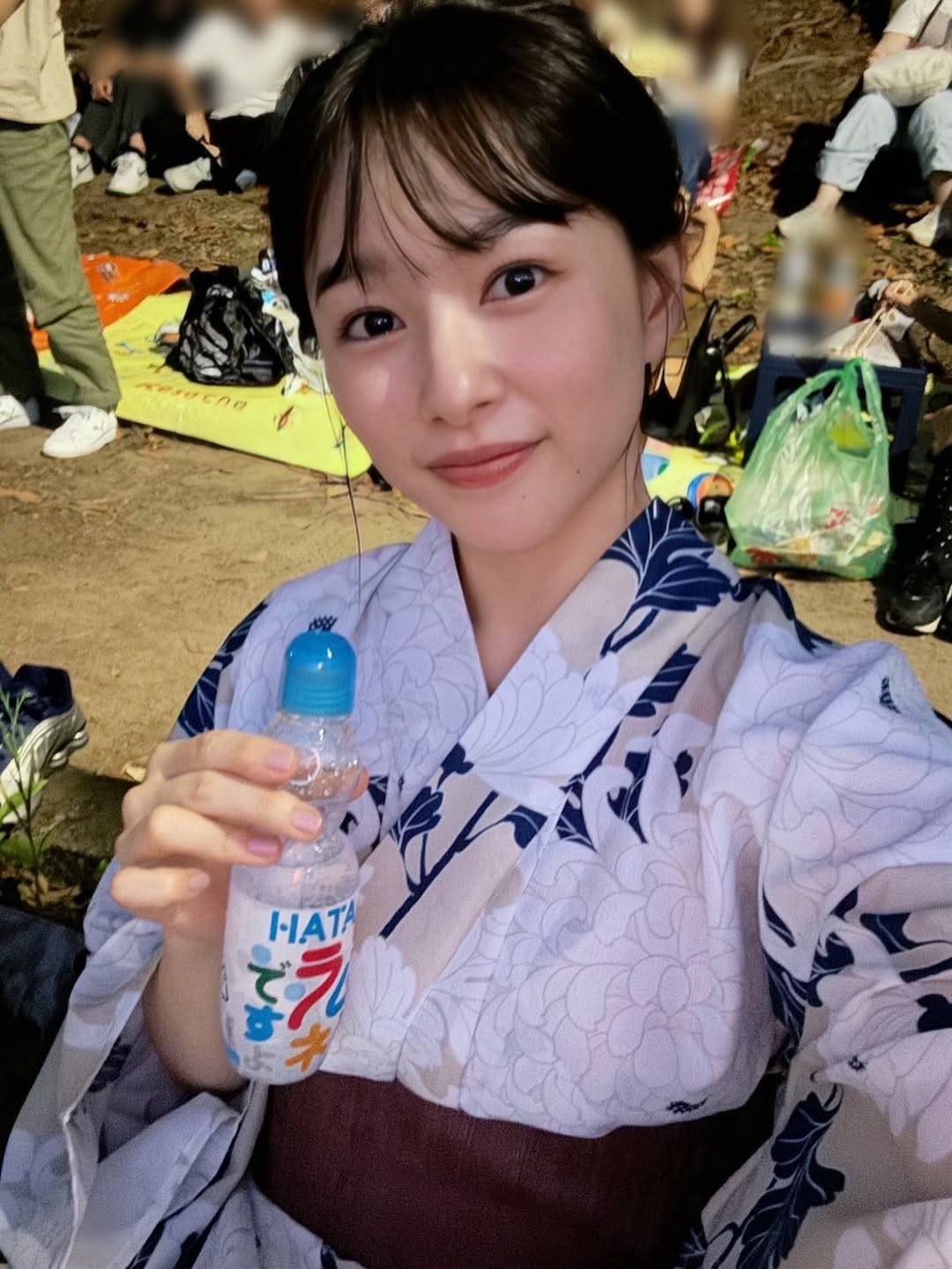 【芸能】「みんな気付いて無いのかな?」〝妖艶姿〟28歳・桜井日奈子が一般客に溶け込みショット「なんとも、色っぽい」