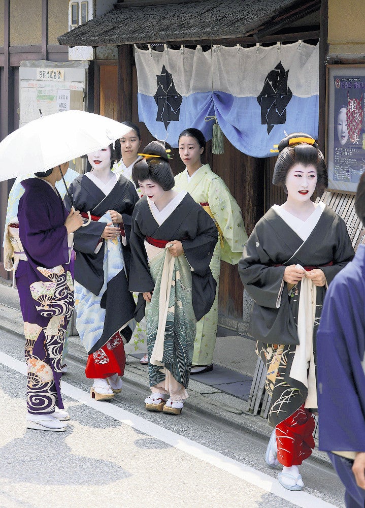 京都の花街、猛暑の中を黒紋付きの正装で芸舞妓さんが挨拶回り　しんどいでありんす！