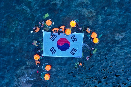 【イガイおにぎり、味噌冷汁、串刺しサザエ】 「独島の海に大型太極旗」…済州・鬱陵の海女が光復８０周年行事