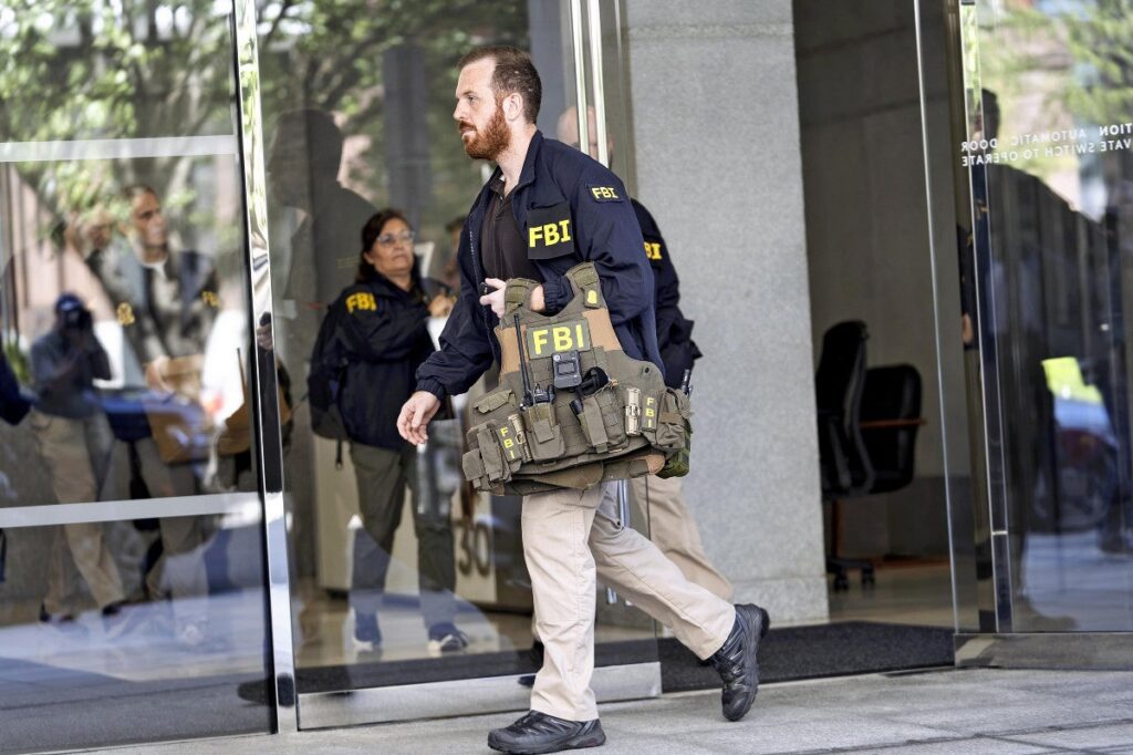 ボルトンちゃん「トランプは馬〇と…」　→　FBIだ!!国家機密漏洩の疑いで捜査する!!