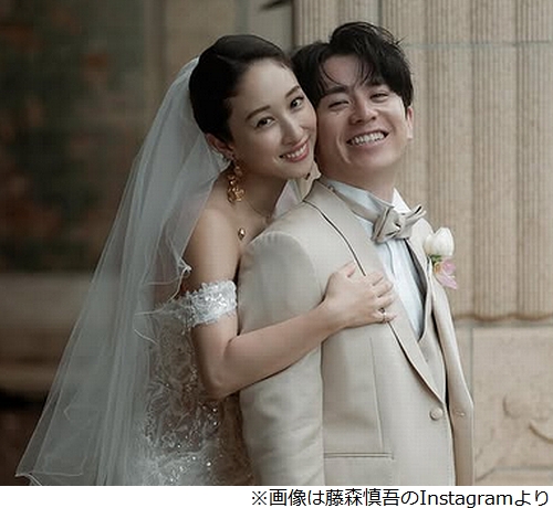 藤森慎吾、ハワイでのウェディングフォトを公開　年下妻を“顔出し”で披露し「最高にかわうぃー花嫁」