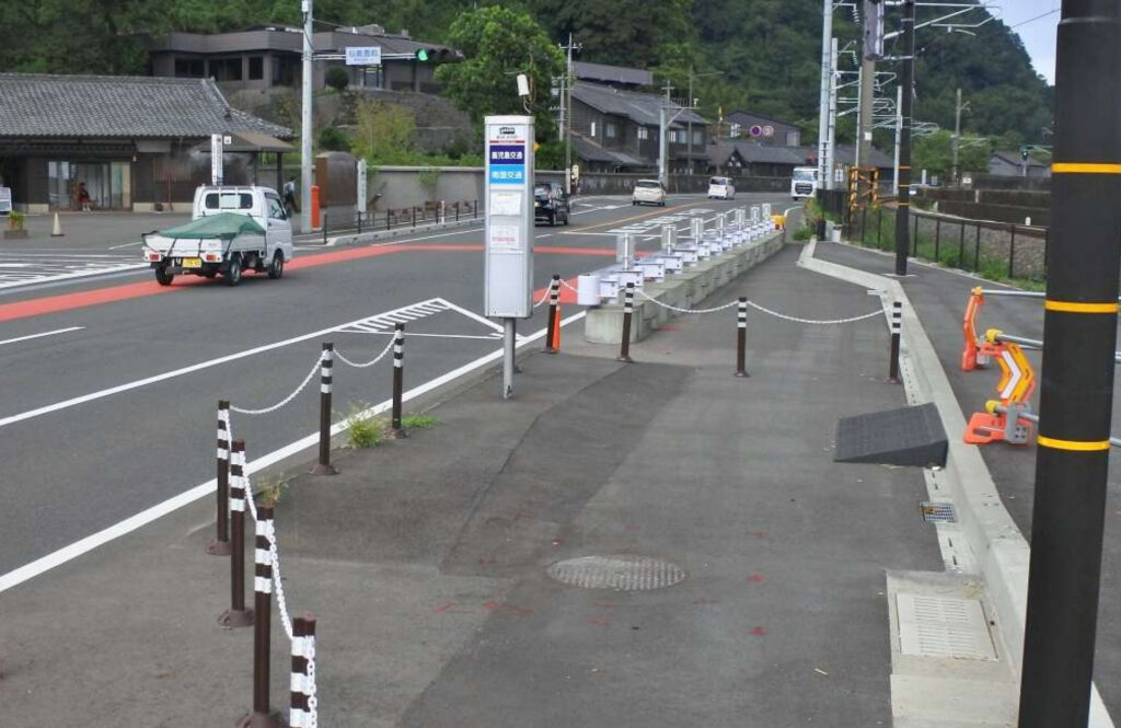 国の勧告を3度拒否…賛否が割れた国道上の“ポツンとバス停”ついに移設へ
