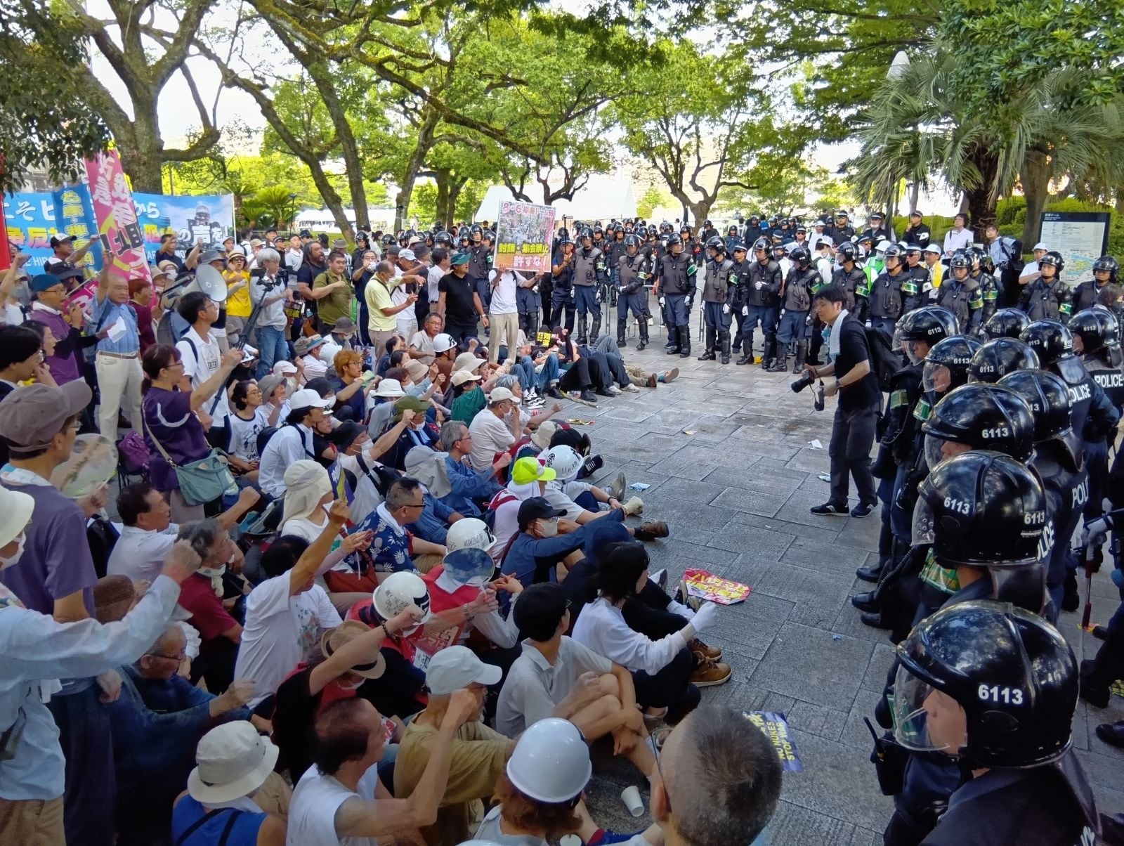 【広島】「祈りの朝」極まる混乱　警察が活動家を強制排除　機動隊員ともみ合いに　原爆投下80年