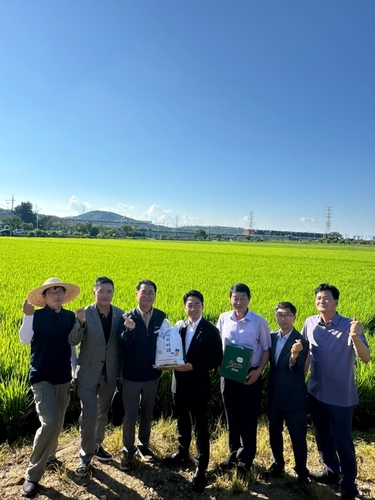 小泉農水相、韓国のコメ農家を視察　農協の役割など質問　田んぼの前で記念撮影