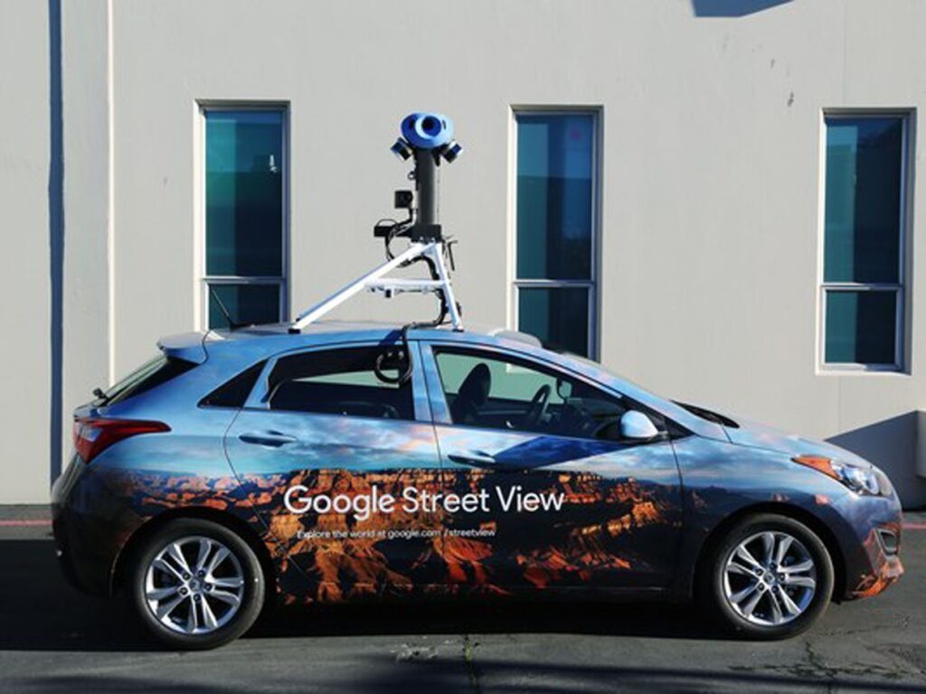 Googleストリートviewにより静岡県の森の中で発見された多数の怪異､正体はナンバープレートの霊か