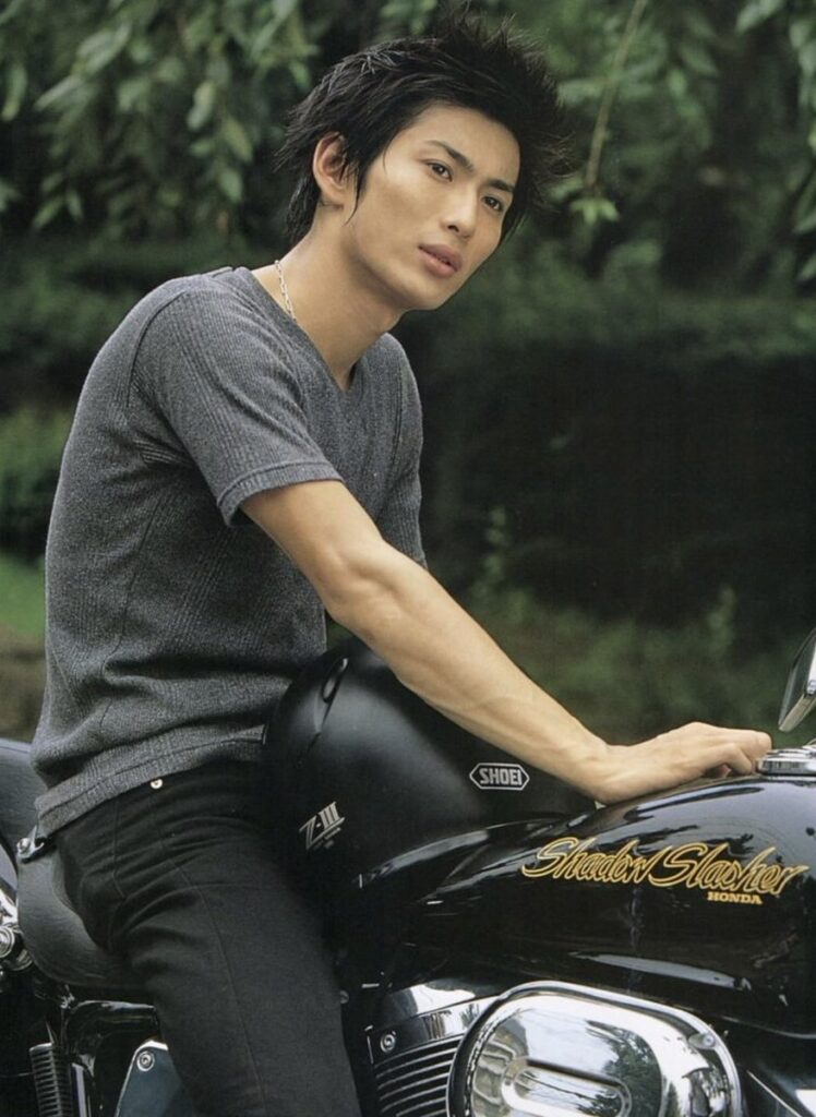 「グレーのＶネックの半袖ってもしかしてもう絶滅してます？」仮面ライダー俳優の呼びかけに目撃情報多数「ワークマンあります」