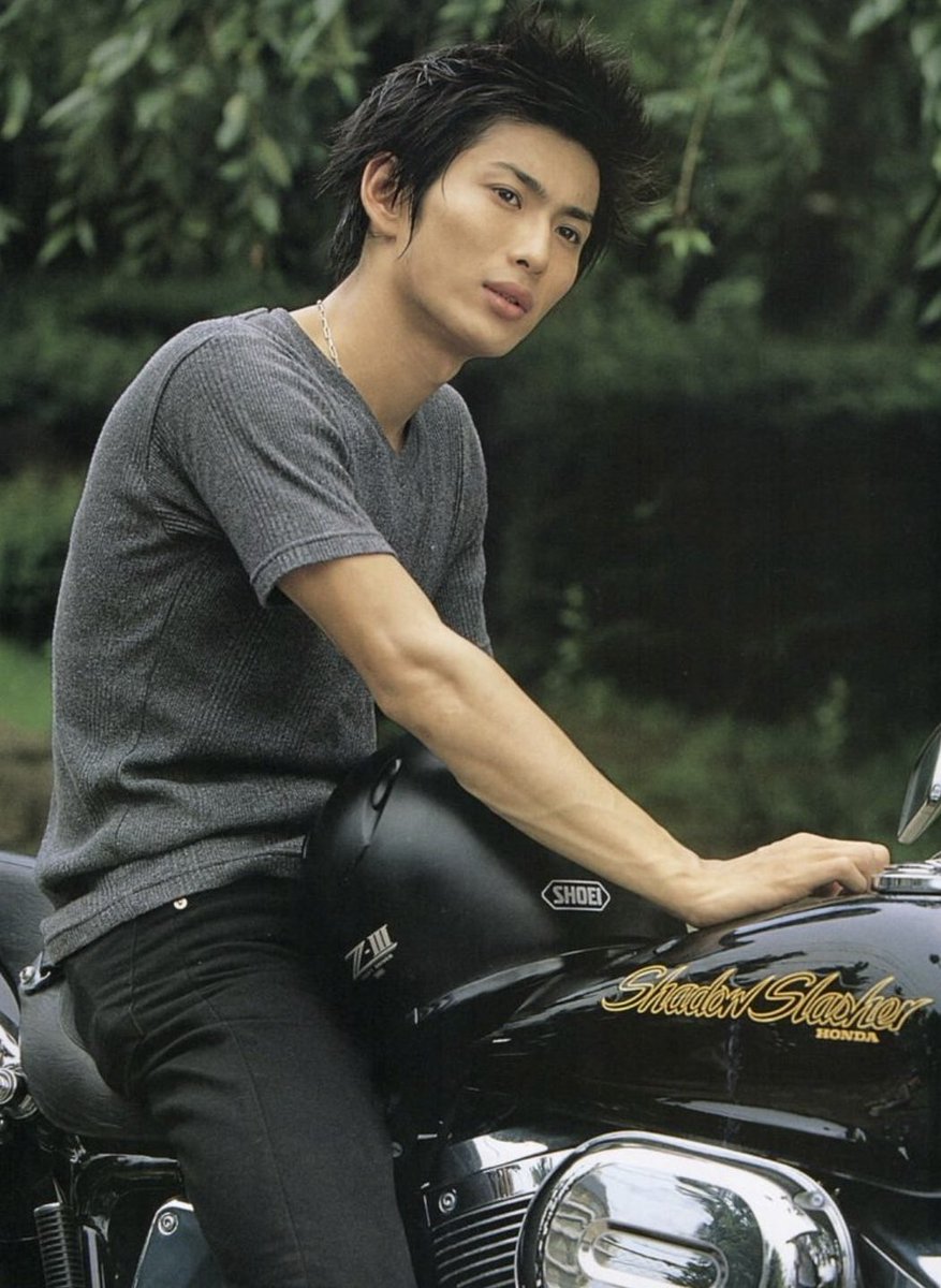 「グレーのＶネックの半袖ってもしかしてもう絶滅してます？」仮面ライダー俳優の呼びかけに目撃情報多数「ワークマンあります」