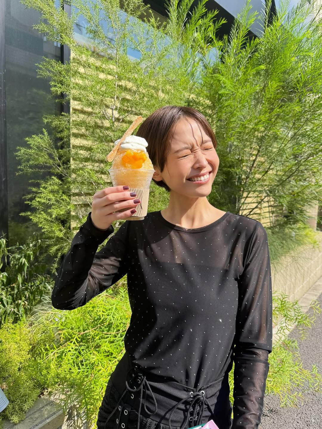 【芸能】渡邊渚、今夏初のかき氷に大満足…黒いシースルー姿で表情を崩した笑顔が新鮮