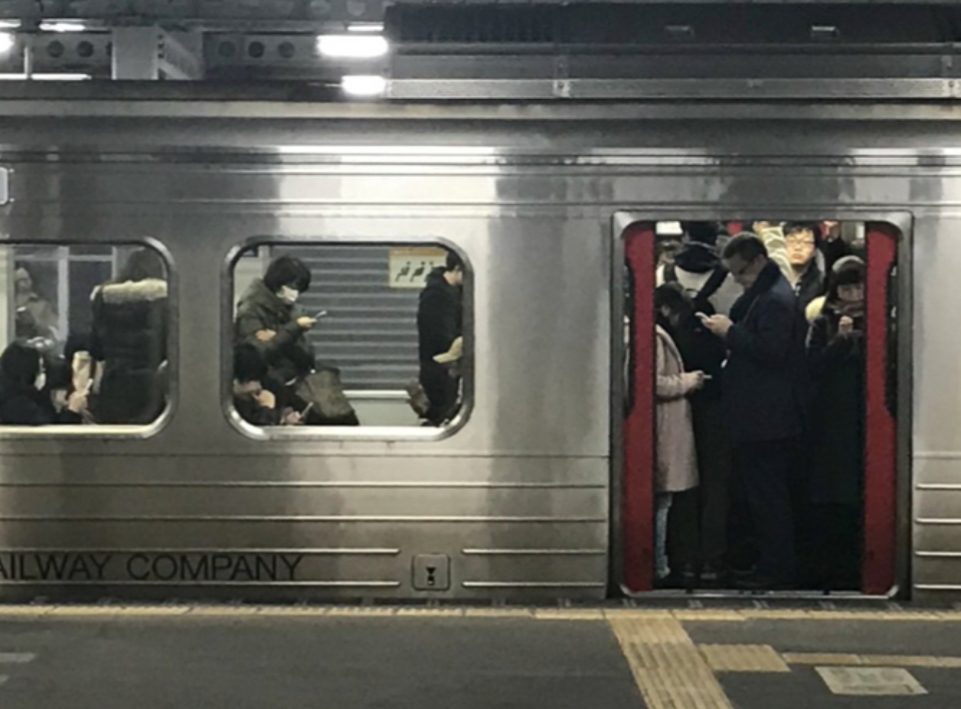 【悲報】福岡の人口増加、やばすぎる　あまりの人口増で電車がコミコミ、積み残しもww