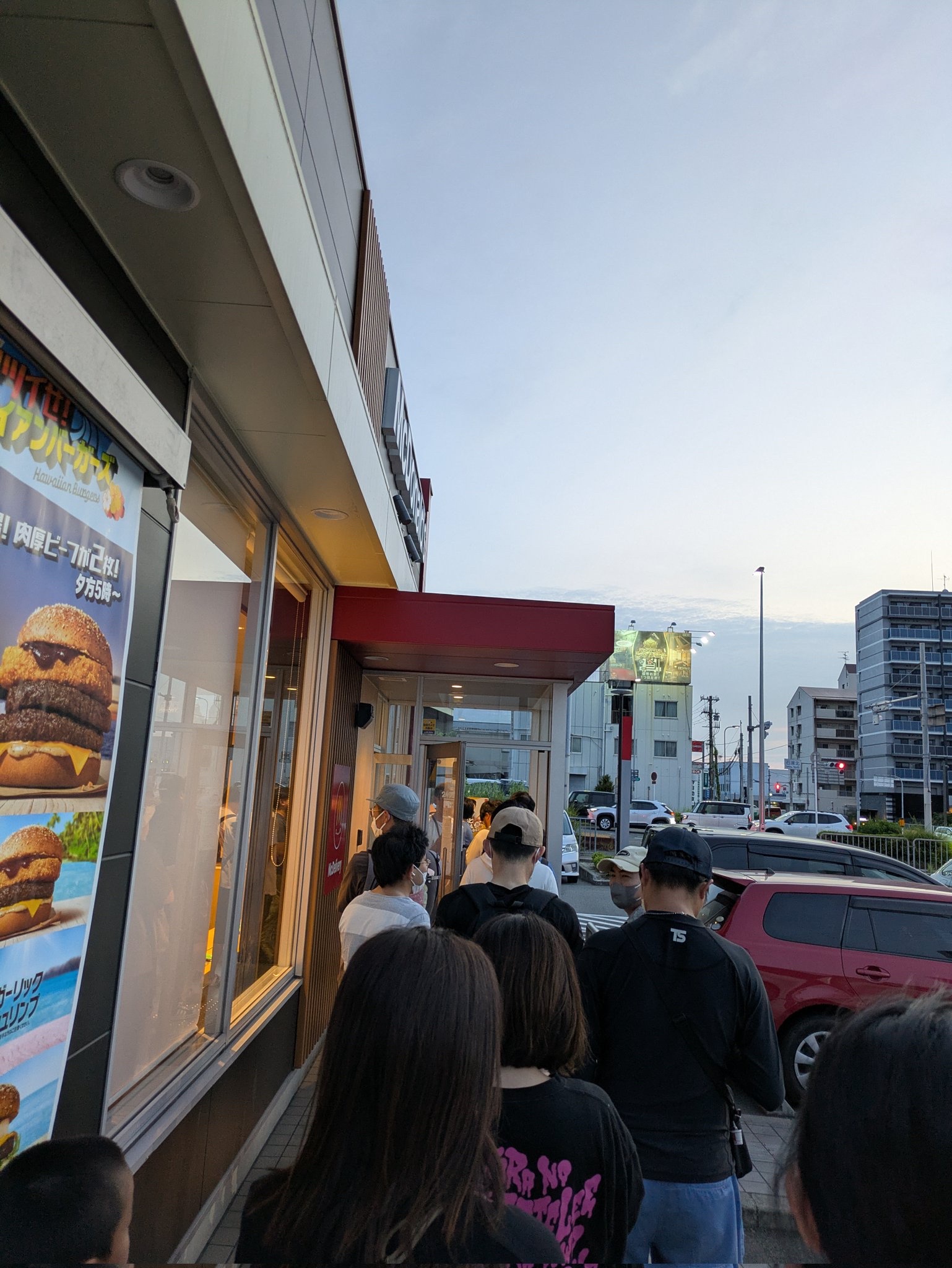 【悲報】マクドナルド、朝の5時から行列ｗ