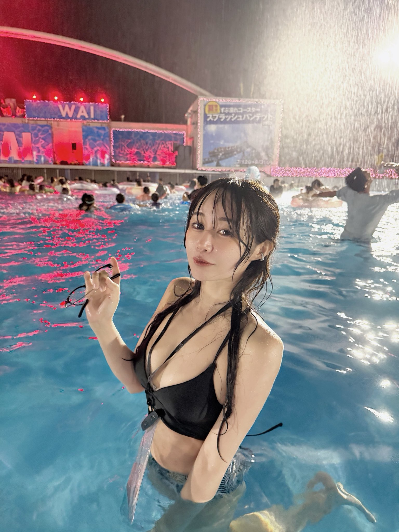 【画像】たぬかなさん、人生初ナイトプールを楽しむ