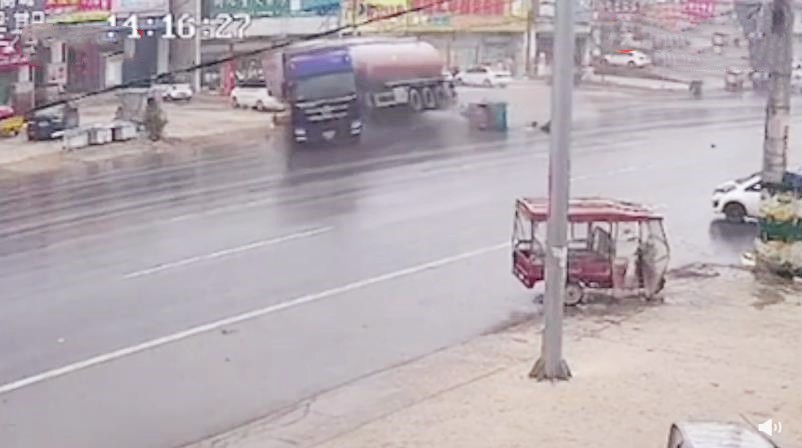 【中国】タンクローリー横転、漏れ出す油　バケツ持った住民がぞろぞろ… 批判教育を施される