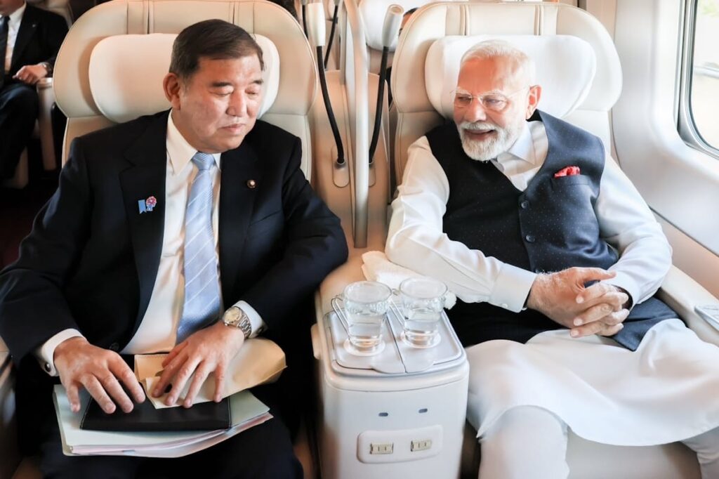 石破首相、インドのモディ首相と新幹線に同乗　新型車両の技術力をアピール