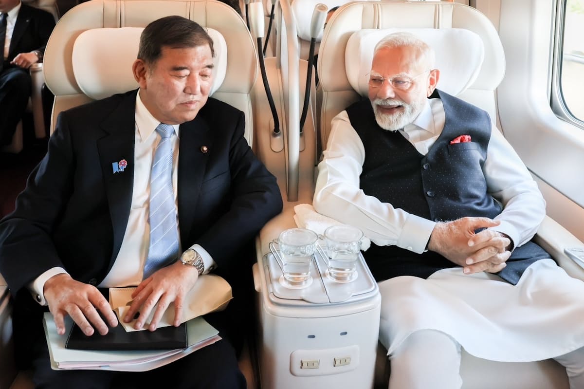 石破首相、インドのモディ首相と新幹線に同乗　新型車両の技術力をアピール