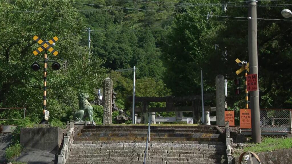 神社の中にある踏切で事故 台湾からの観光客の女性（55）が列車にはねられ死亡 撮影スポットをカメラで撮影しようとしたか佐 賀・有田町