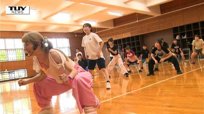【山形】韓国語の授業がある高校でｋ－POPダンスの体験会　髪をかき上げる仕草や指さし決めポーズを練習
