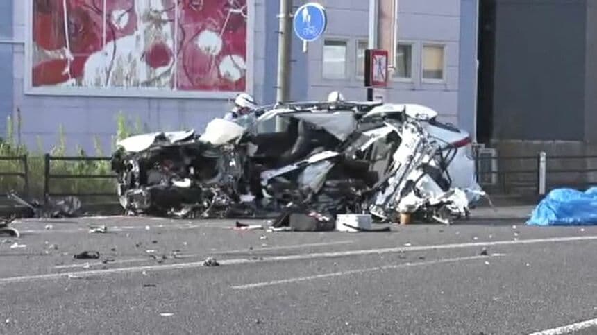 トヨタ・ハリアー、電柱に激突し大破。助手席に乗っていた20代の男が死亡、運転手の男(23)は重傷