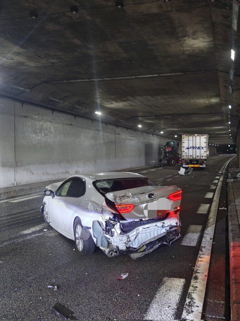 【悲報】関越道の死亡事故　事故を引き起こしたカップル、救助もせずに喫煙して大炎上