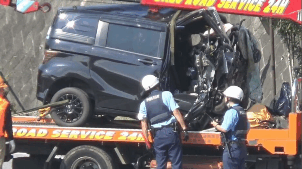 車が道路脇の壁に衝突　男性が死亡　交差点を曲がらないまま直進、前方の壁に