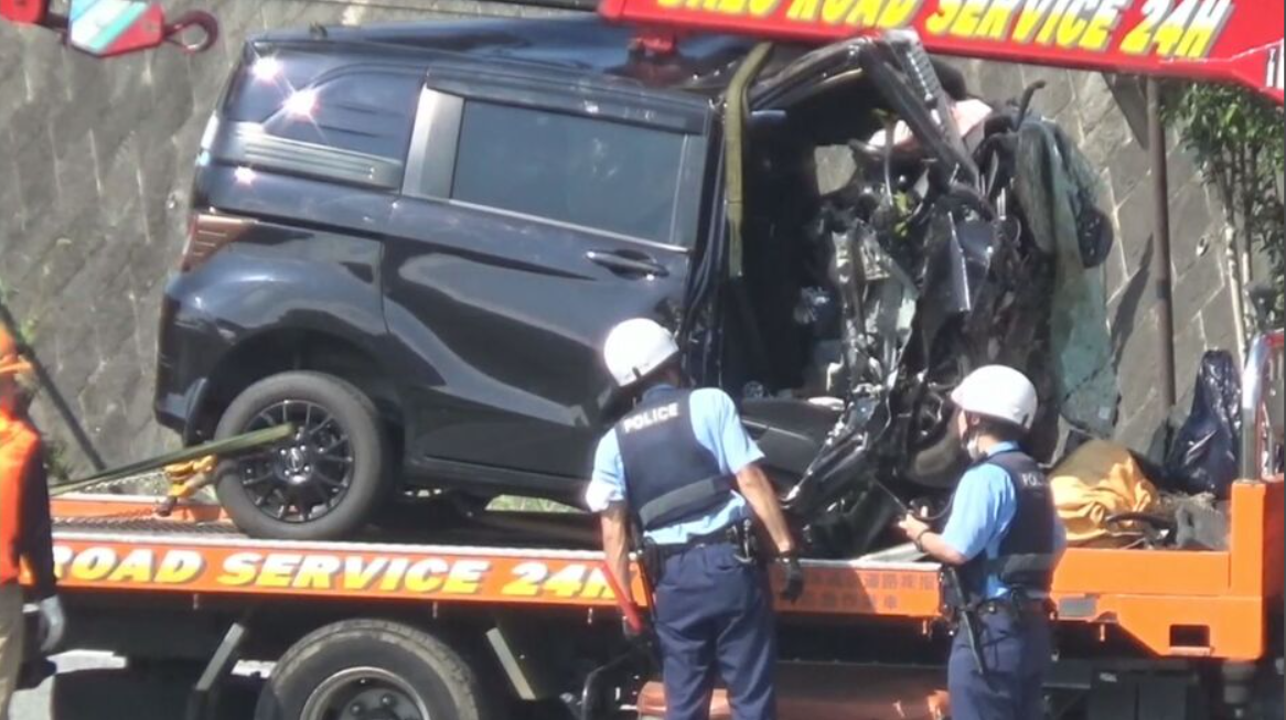 車が道路脇の壁に衝突　男性が死亡　交差点を曲がらないまま直進、前方の壁に