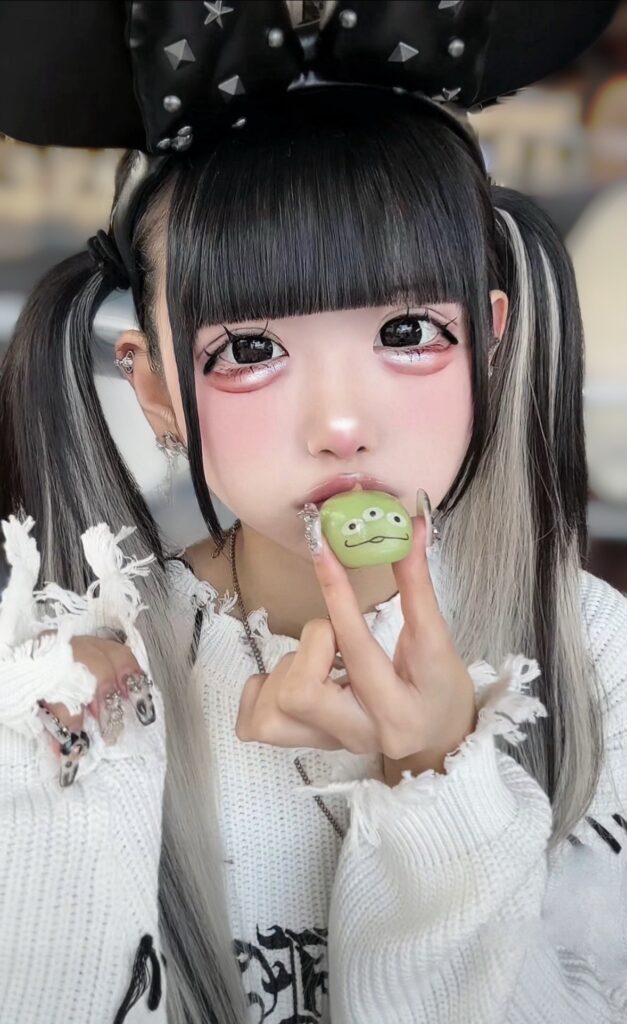【画像】メイクを取った地雷系女子さん、限界突破w