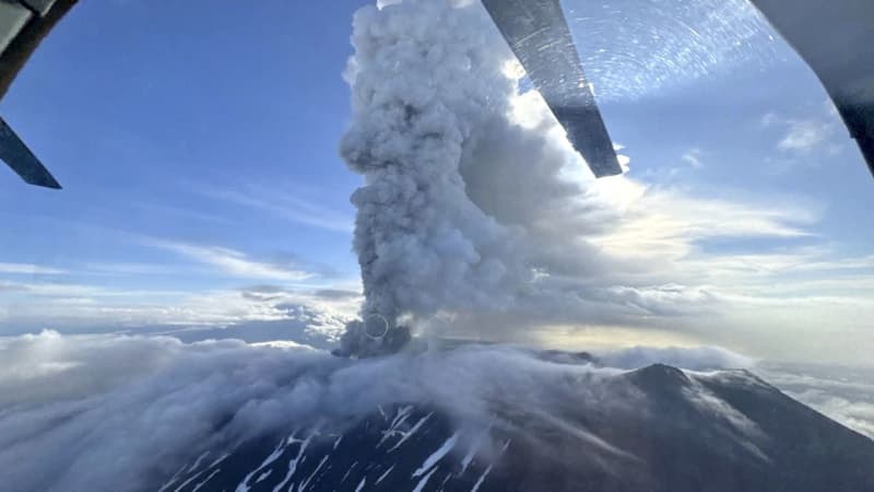 カムチャッカ半島でクラシェニニコフ山が噴火、450年ぶり 噴煙は高度6000メートルに達する