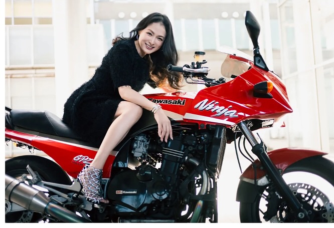 【芸能】国生さゆり、カワサキの真っ赤なバイクとの「2ショット」に反響多数　「ニンジャを選ぶあたり渋い」「かっこいい」