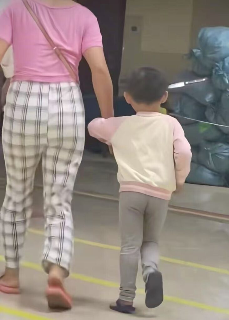 【修羅の国】頭にナイフが刺さったまま落ち着いて病院を訪れる3歳女児
