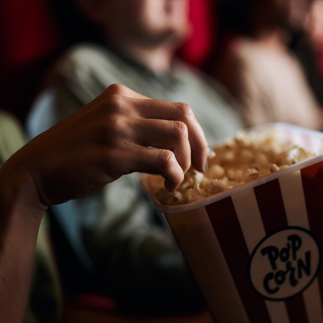 「お盆に1人で映画館はさすがにヤバい」カップル客に囁かれた34歳OL「ソロ活=不幸」という根強い価値観
