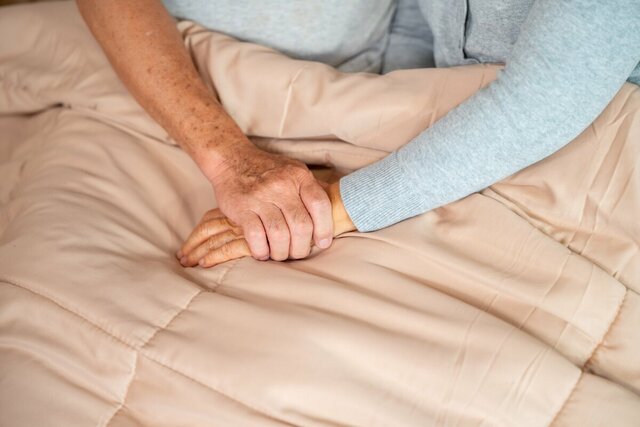 「女性用風俗」に60代70代女性　2時間ランチ、手をつないで散歩…「デート」に救いを求める女たちの“孤独と不安”