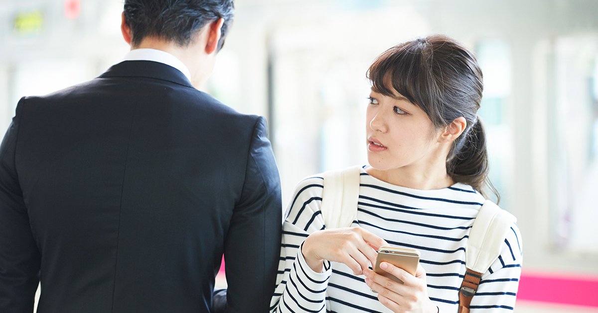 「駅でおじさんにぶつかられてホームに落ちそうになった」怒る同僚女性→どうリアクションすべき？ 　(コラムニスト)