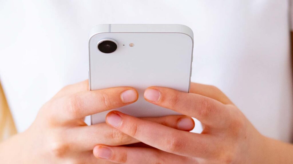 『うちの子も…』中高生の4人に1人がスマホ被害！4割が誰にも話せない“親が知らない危険な現実”