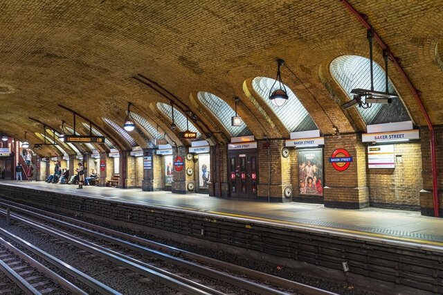 【イギリス】電車内で下半身露出した男性、乗客にボコボコにされて警察に突き出される　ネット騒然「立ち向かった人たちにリスペクト」