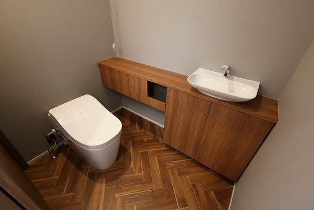 【インバウンド】暴走する外国人観光客のに都内のカフェ店員が疲弊。トイレに残された“置き土産”に衝撃…