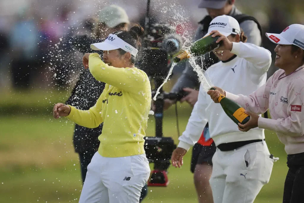 【ゴルフ】全英女子OP　山下美夢有が涙のメジャー初V　日本人6人目の快挙　シャンパンシャワーに笑顔