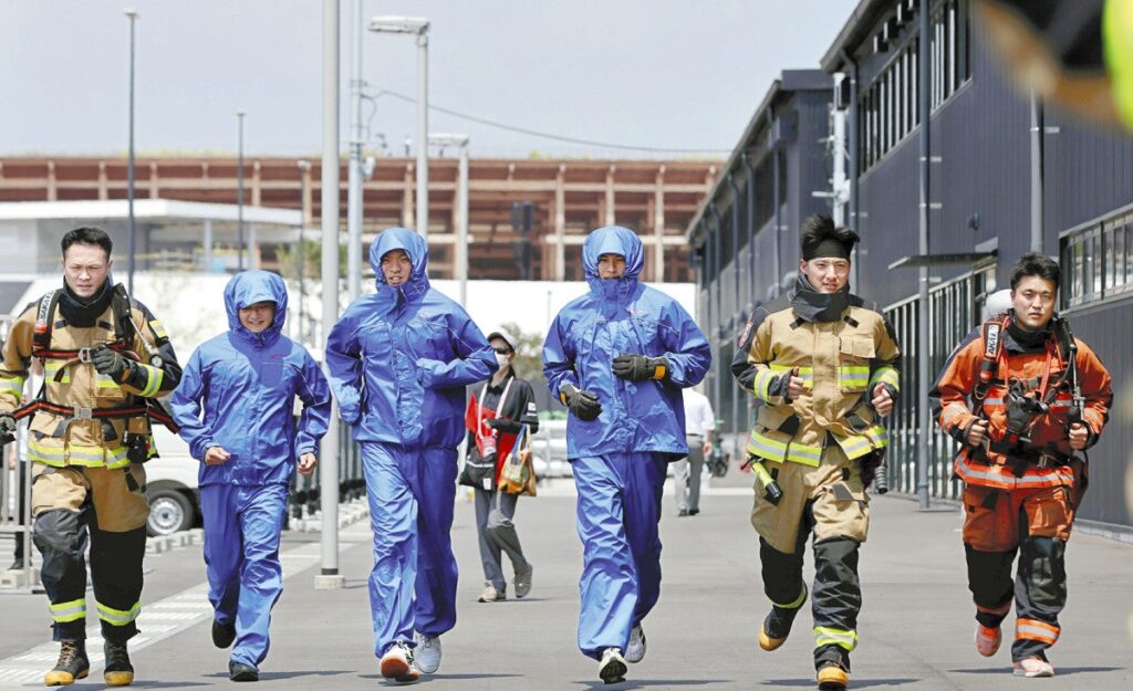 【万博】36度超えの中、かっぱや防火衣着込んでシャトルラン…消防隊員「暑熱順化」で限界イメージ